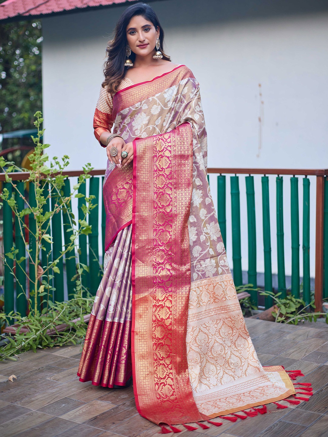 

Mitera Pink & Lavender Ethnic Motifs Woven Designed Zari Kanjeevaram Saree