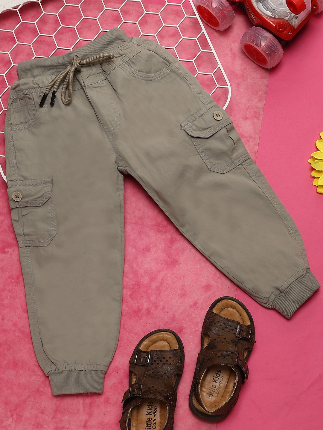 

V-Mart Boys Twill Mid Rise Cotton Cargos Trousers, Green