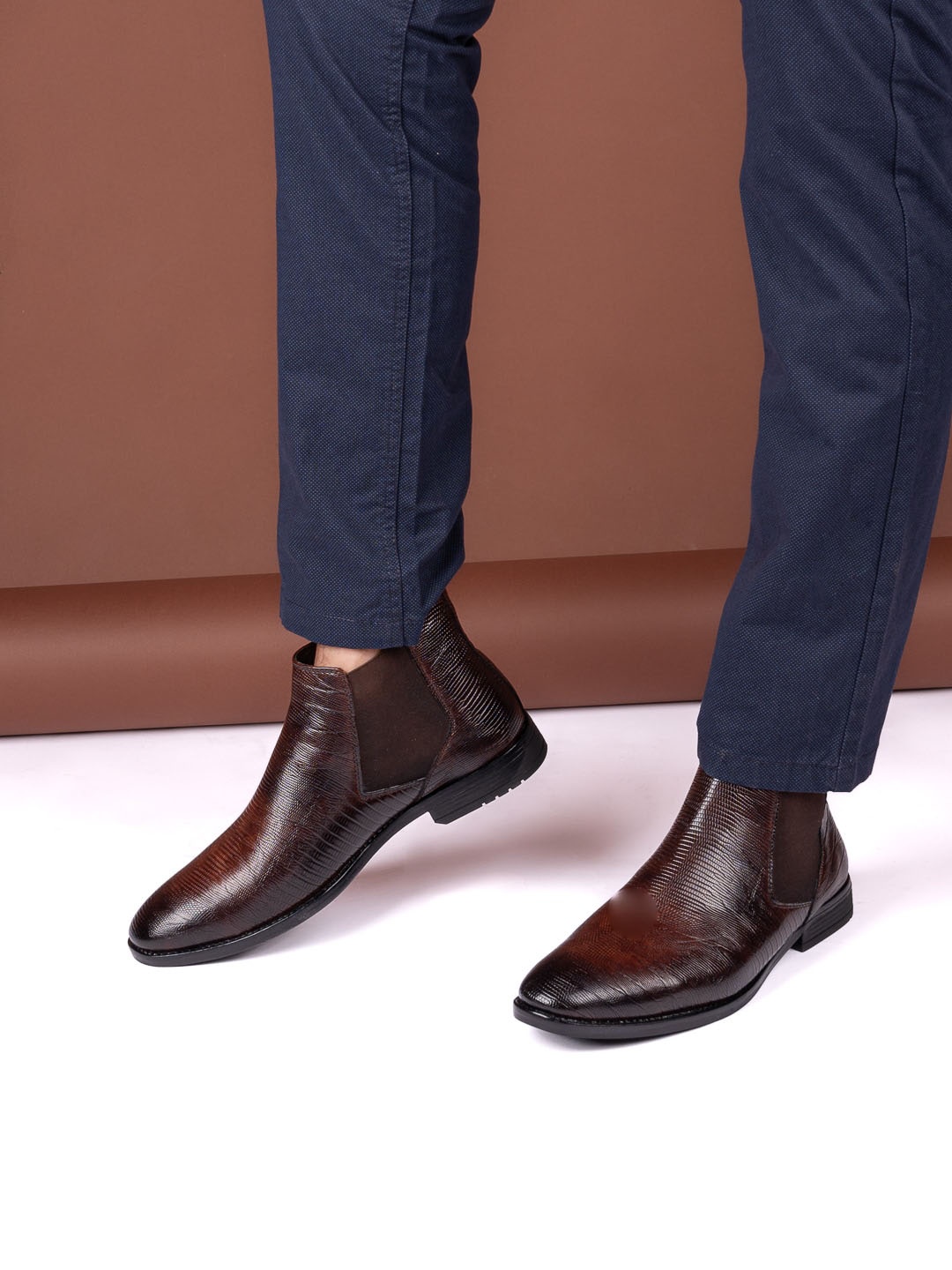 

Hydes N Hues Men Mid Top Textured Leather Chelsea Boots, Brown