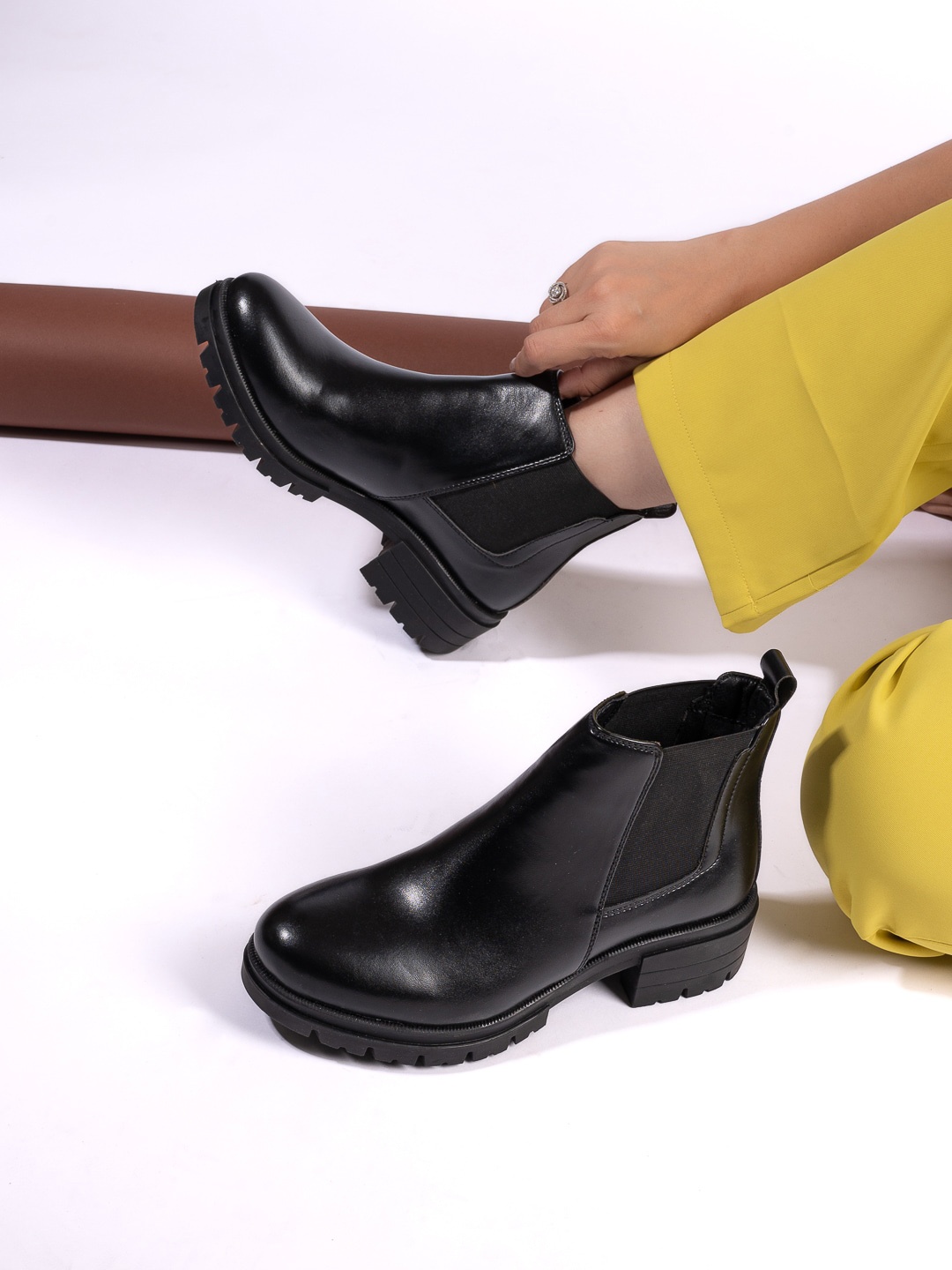

Hydes N Hues Women Heeled Mid-Top Leather Chelsea Boots, Black