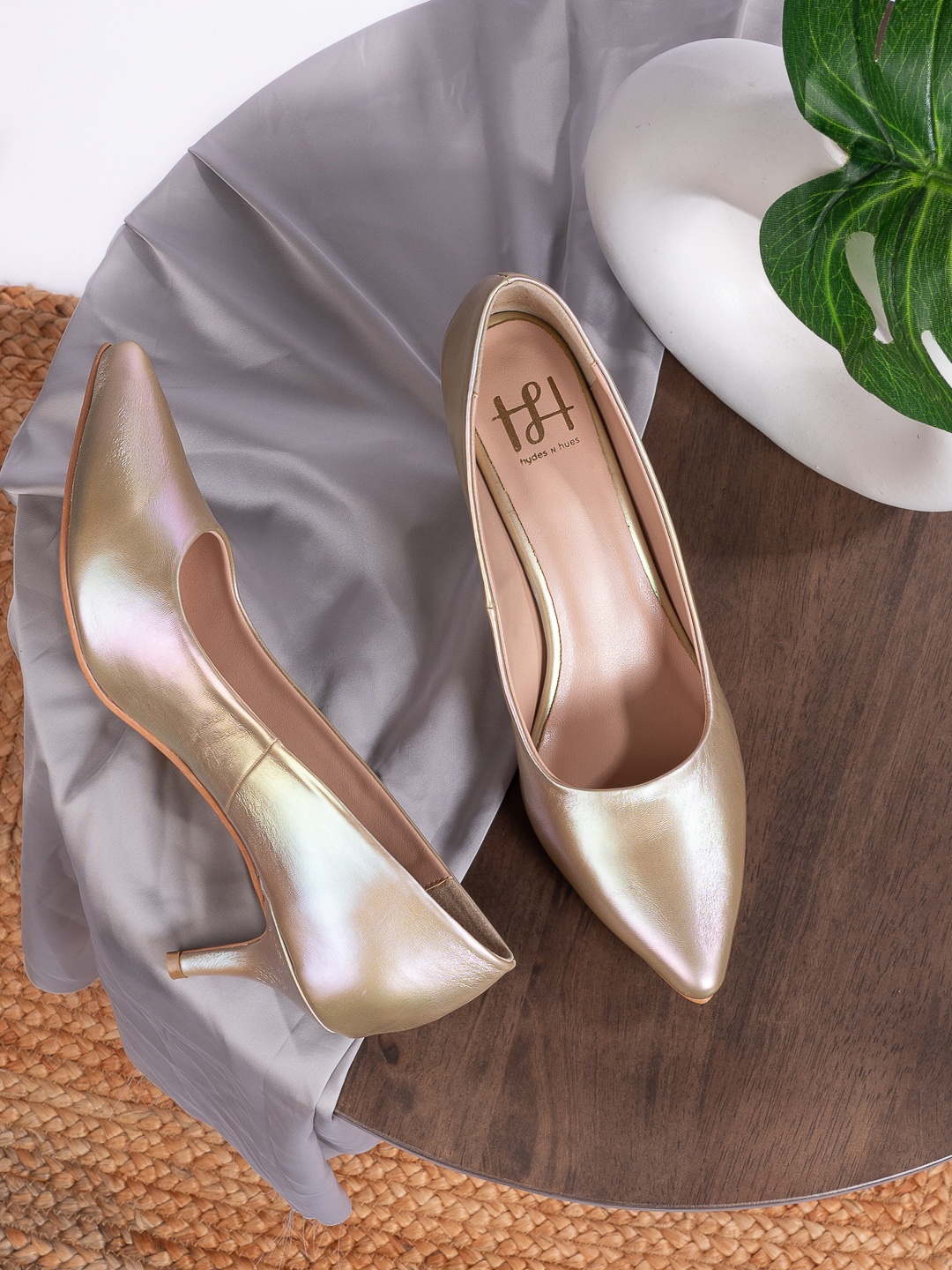 

Hydes N Hues Pointed Toe Kitten Heel Pumps, Gold