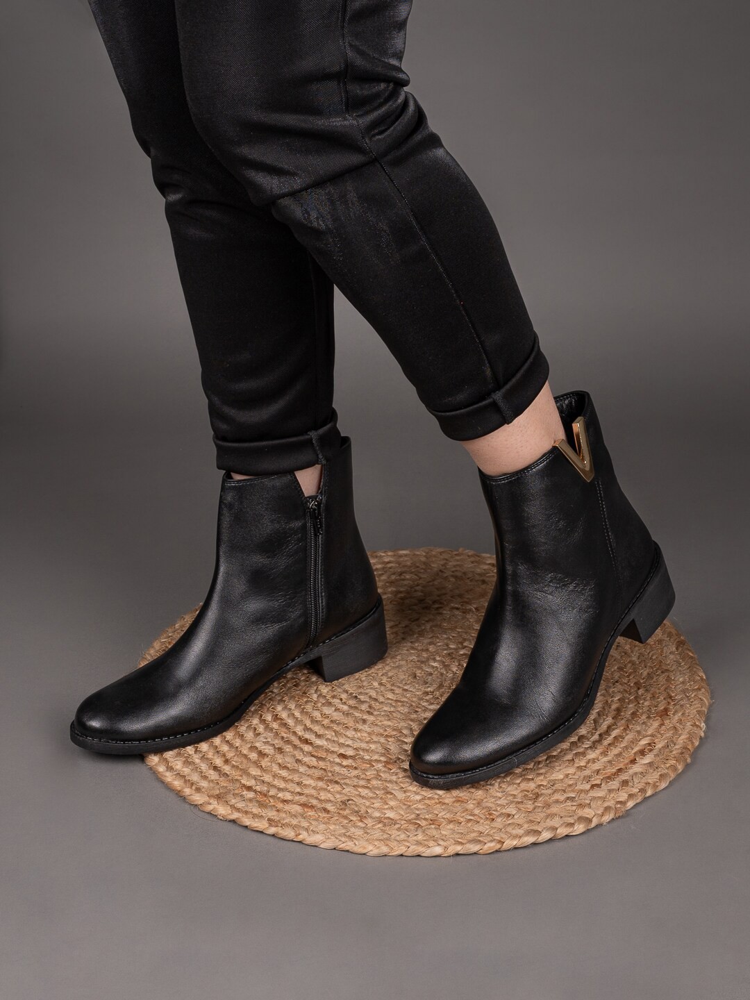

Hydes N Hues Women Block Heeled Mid-Top Leather Regular Boots, Black