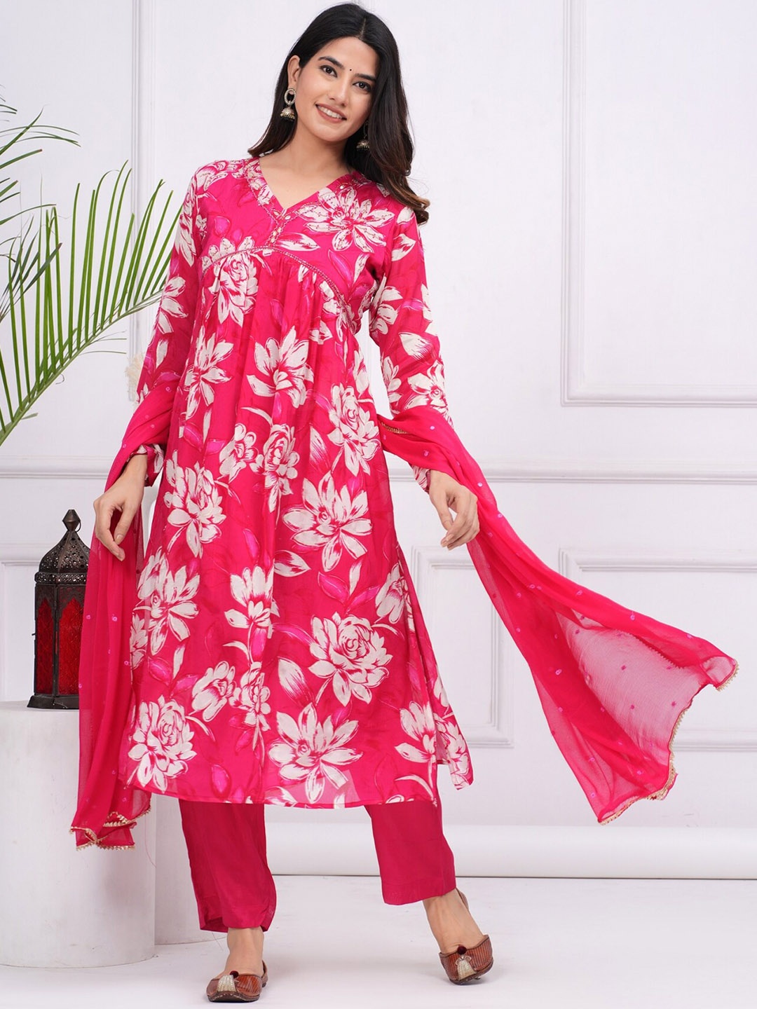 

EtnicaWear Floral Printed Beads & Stones Empire Kurta With Pyjamas & Dupatta, Pink