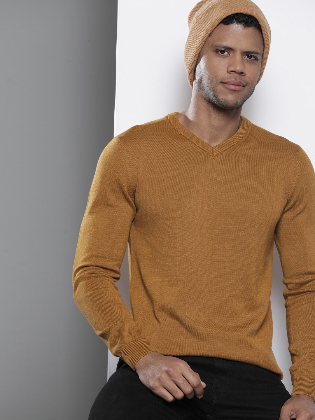 

Petrol Solid V-Neck Pullover, Mustard