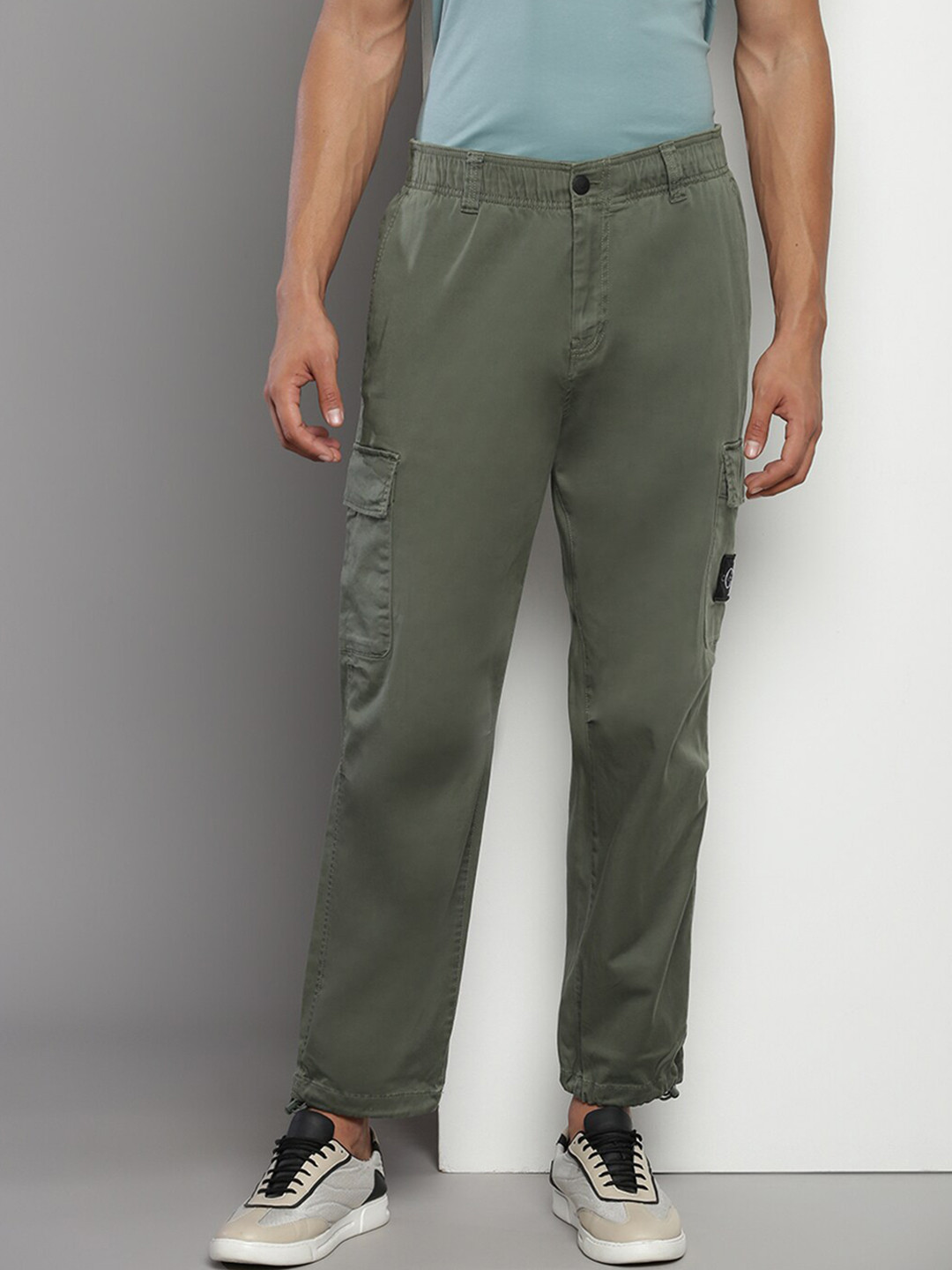 

Calvin Klein Jeans Men Slim Fit Mid Rise Cargos Trousers, Olive