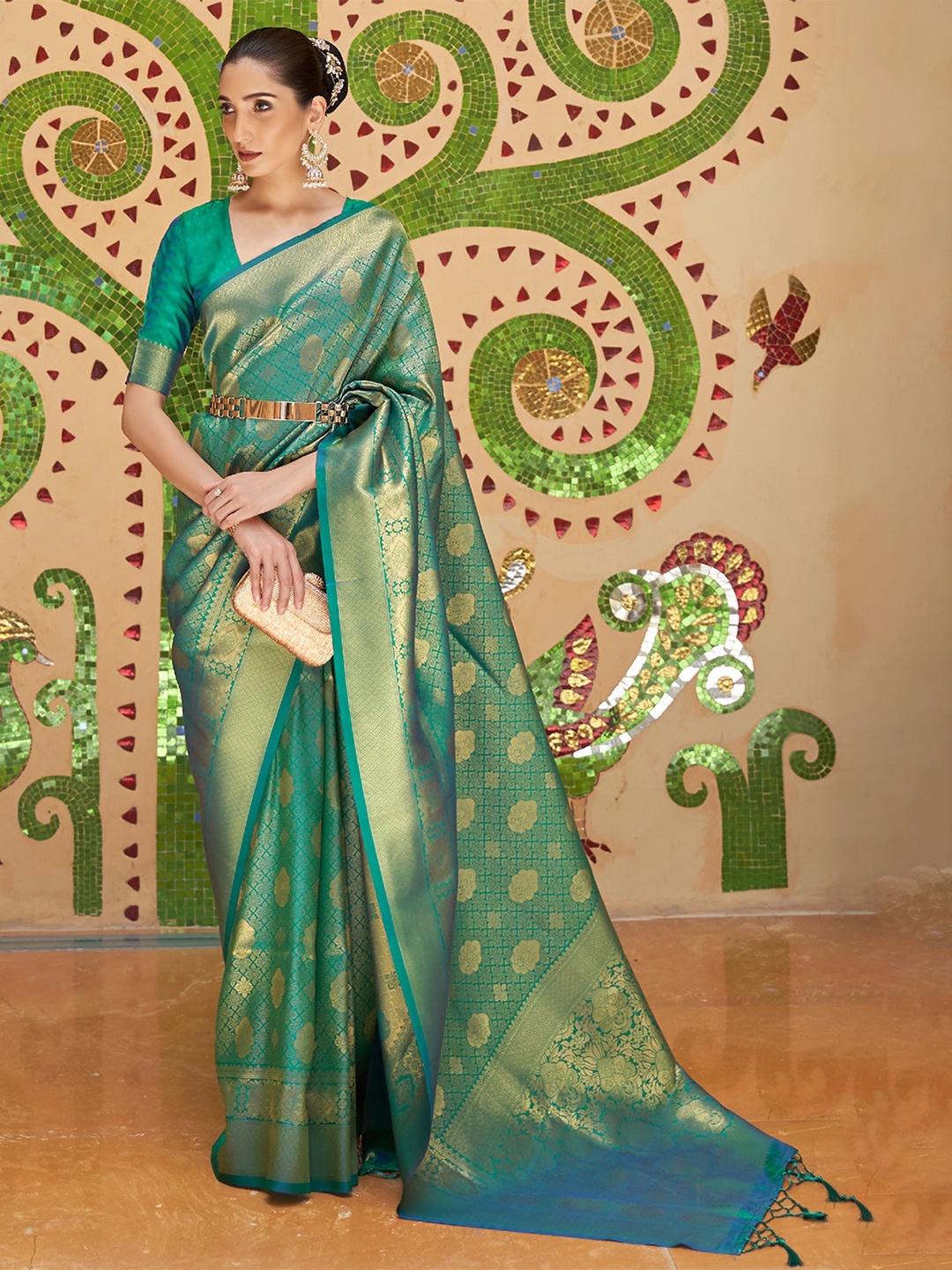 

DEVATITHI Ethnic Motifs Woven Design Kanjeevaram Saree, Green
