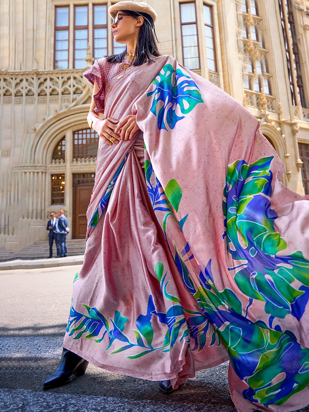 

DEVATITHI Floral Printed Silk Blend Saree, Pink