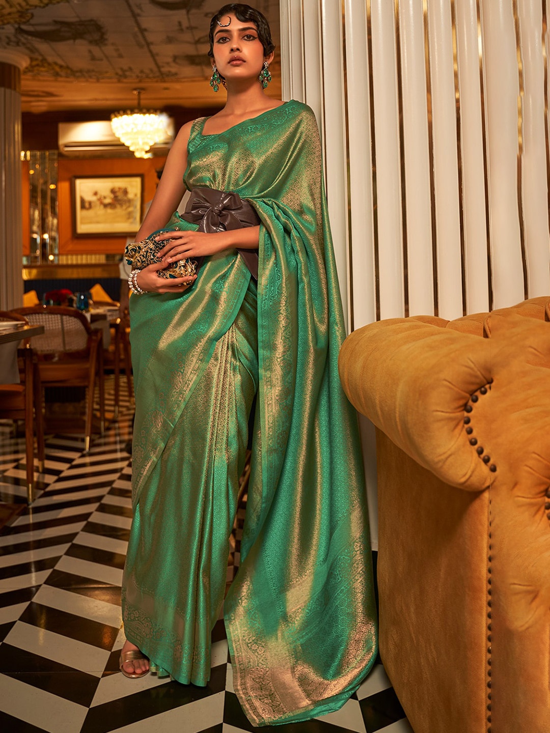 

DEVATITHI Ethnic Motifs Woven Design Zari Kanjeevaram Saree, Green