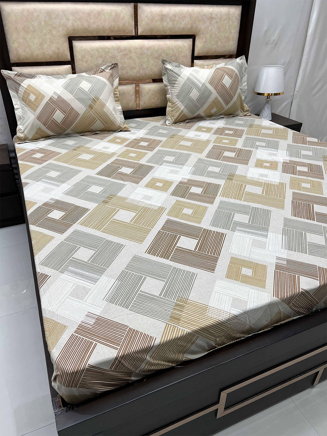 

Pure Decor Sapphire Grey Geometric Cotton 260 TC Super King Bedsheet & 2 Pillow Covers