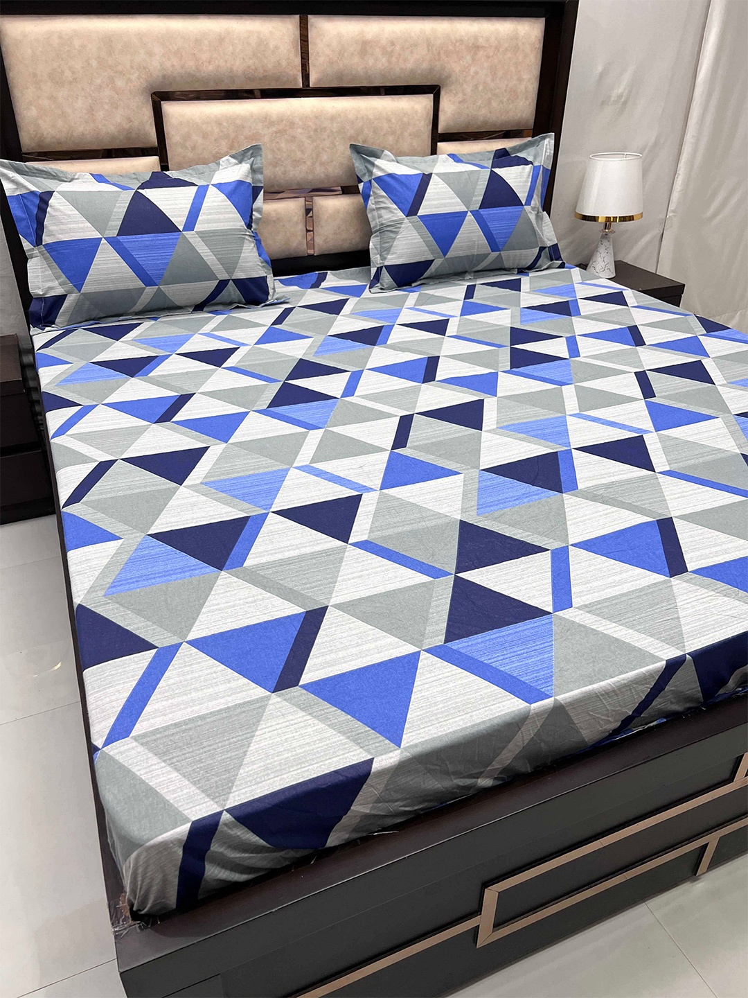 

Pure Decor Sapphire Blue & White Geometric Cotton 260 TC King Bedsheet & 2 Pillow Covers