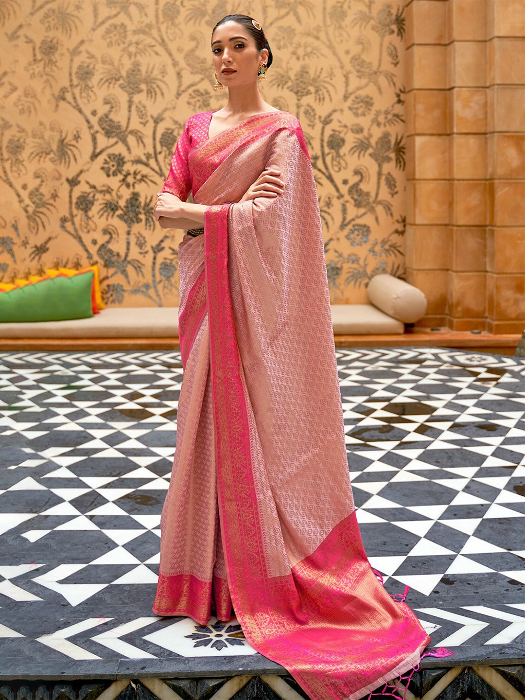 

DEVATITHI Ethnic Motifs Woven Design Zari Banarasi Saree, Pink