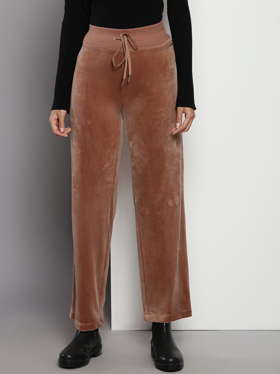 

Calvin Klein Women Mid-Rise Parallel Trousers, Brown