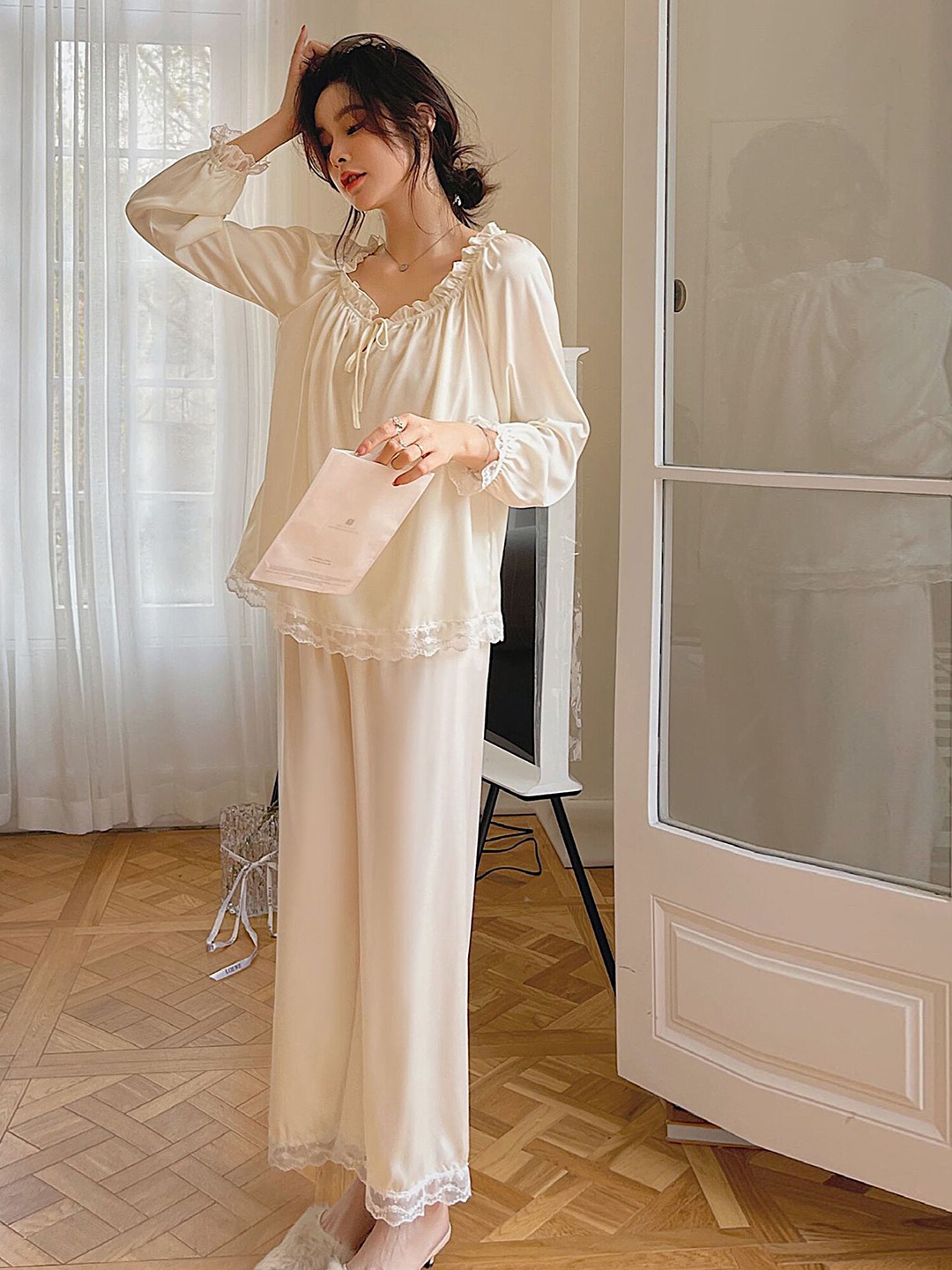 

LULU & SKY Round Neck Ruffles Night suit, White