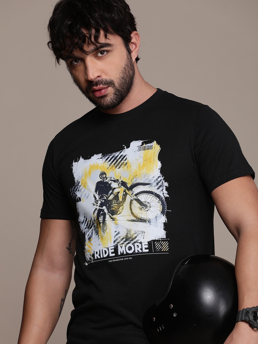 

Roadster Men Graphic Printed Regular Fit T-shirt, Black