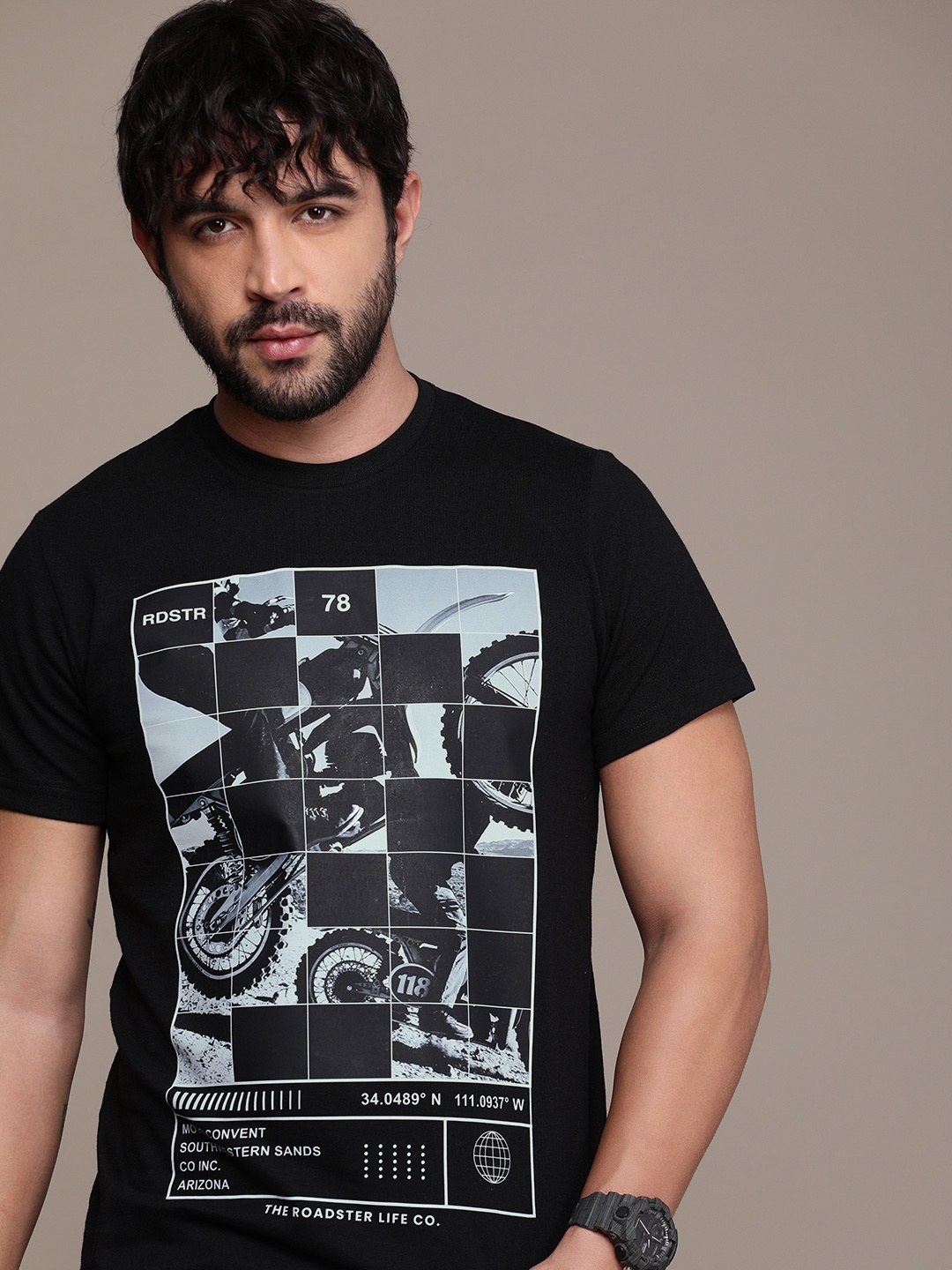 

Roadster Men Graphic Printed Regular Fit T-shirt, Black