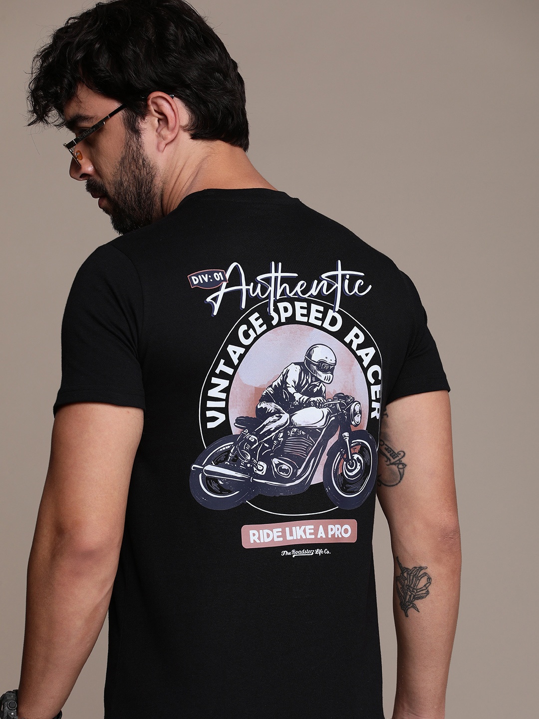 

Roadster Men Graphic Printed Regular Fit T-shirt, Black