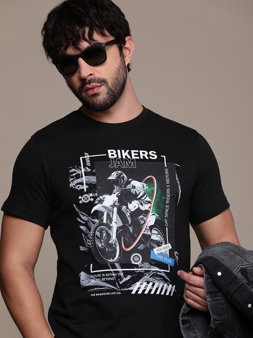 

Roadster Men Graphic Printed Regular Fit T-shirt, Black