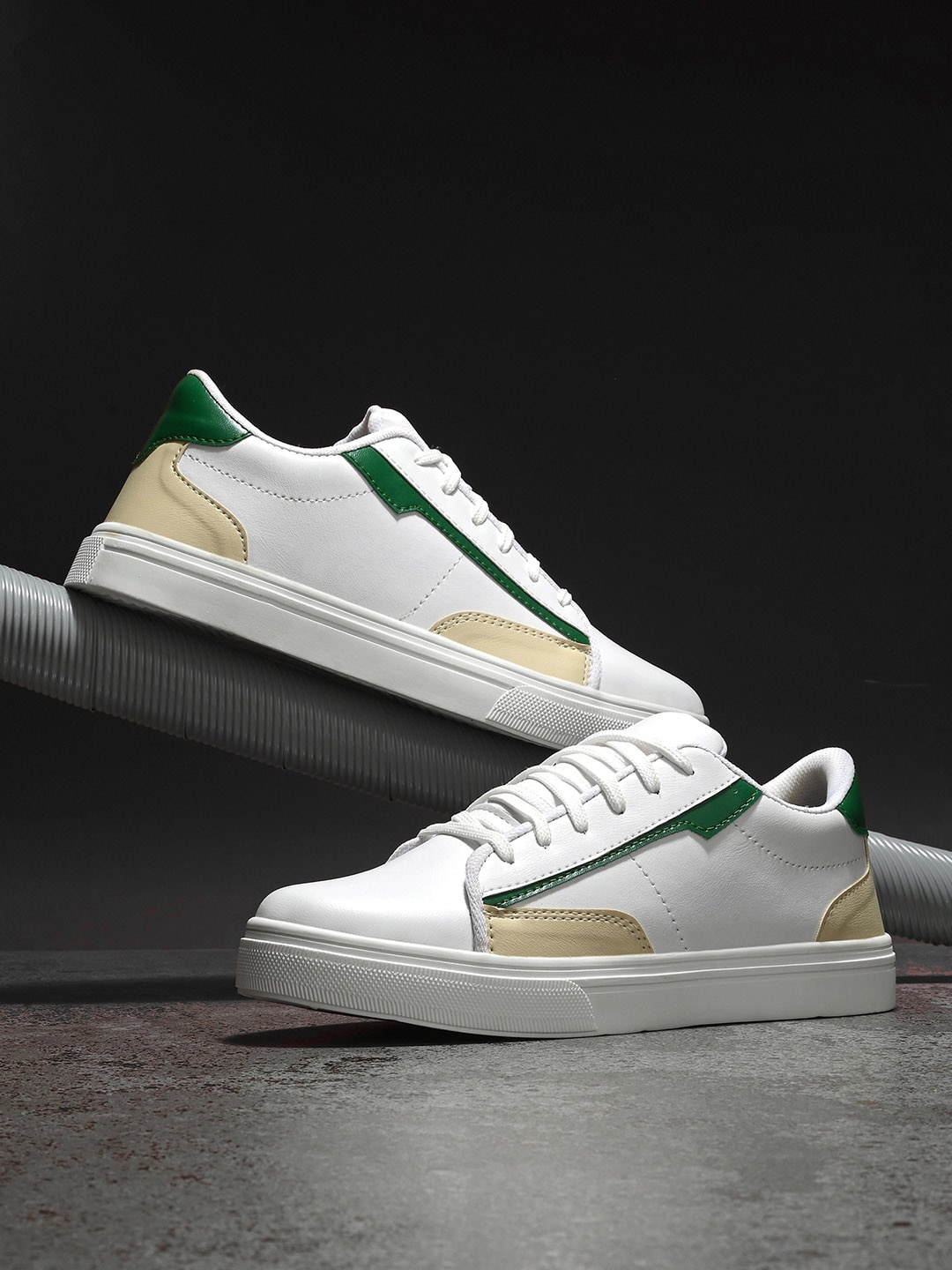 

The Roadster Lifestyle Co. Men White & Green Colourblocked Lightweight Sneakers