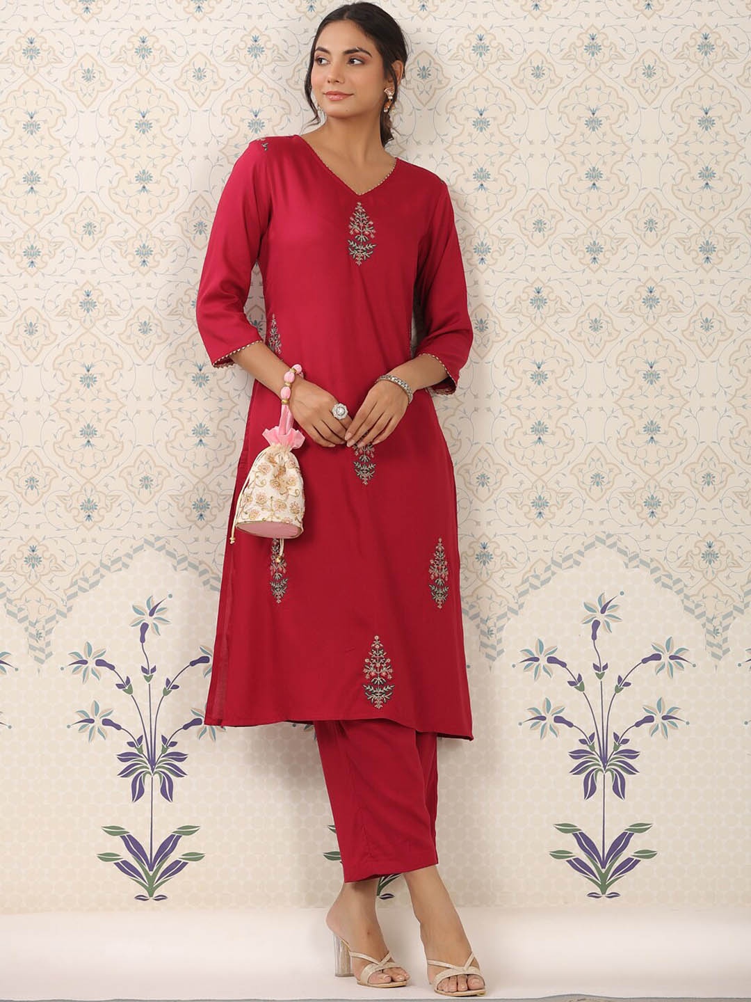 

Ode by House of Pataudi Ethnic Motifs Embroidered Straight Kurta With Trousers, Magenta