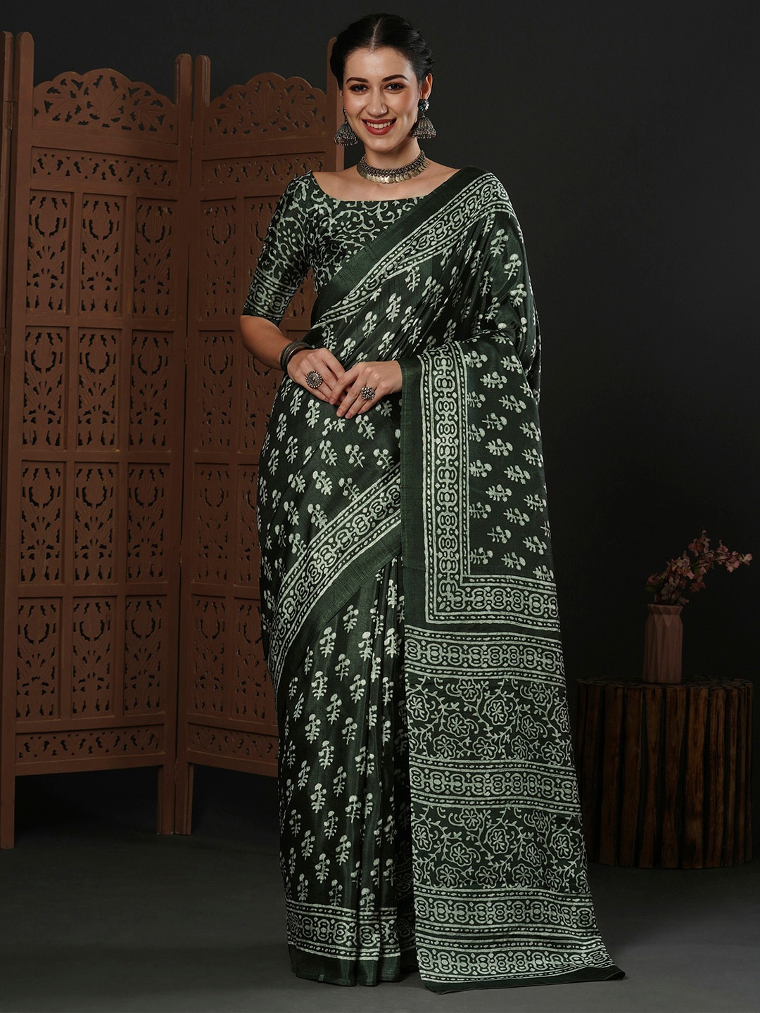 

Anouk Green & White Ethnic Motifs Printed Dabu Saree