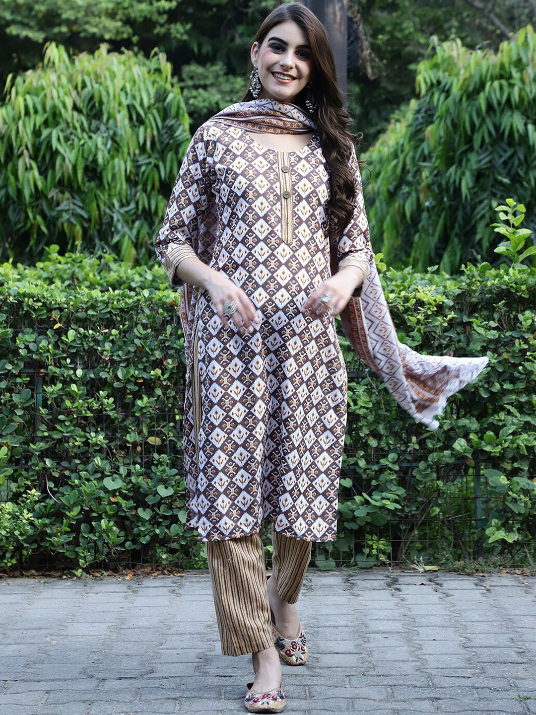 

arangya Women Beige Printed Regular Pure Cotton Kurta with Trousers & With Dupatta