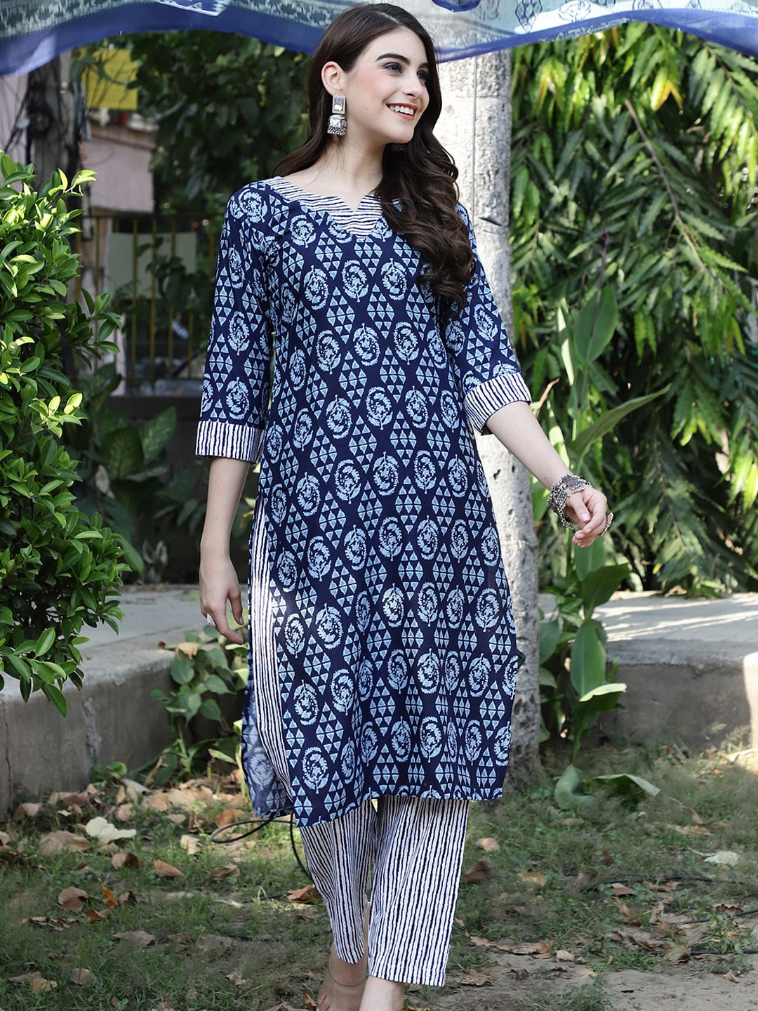 

arangya Women Navy Blue Printed Regular Pure Cotton Kurta with Trousers & With Dupatta