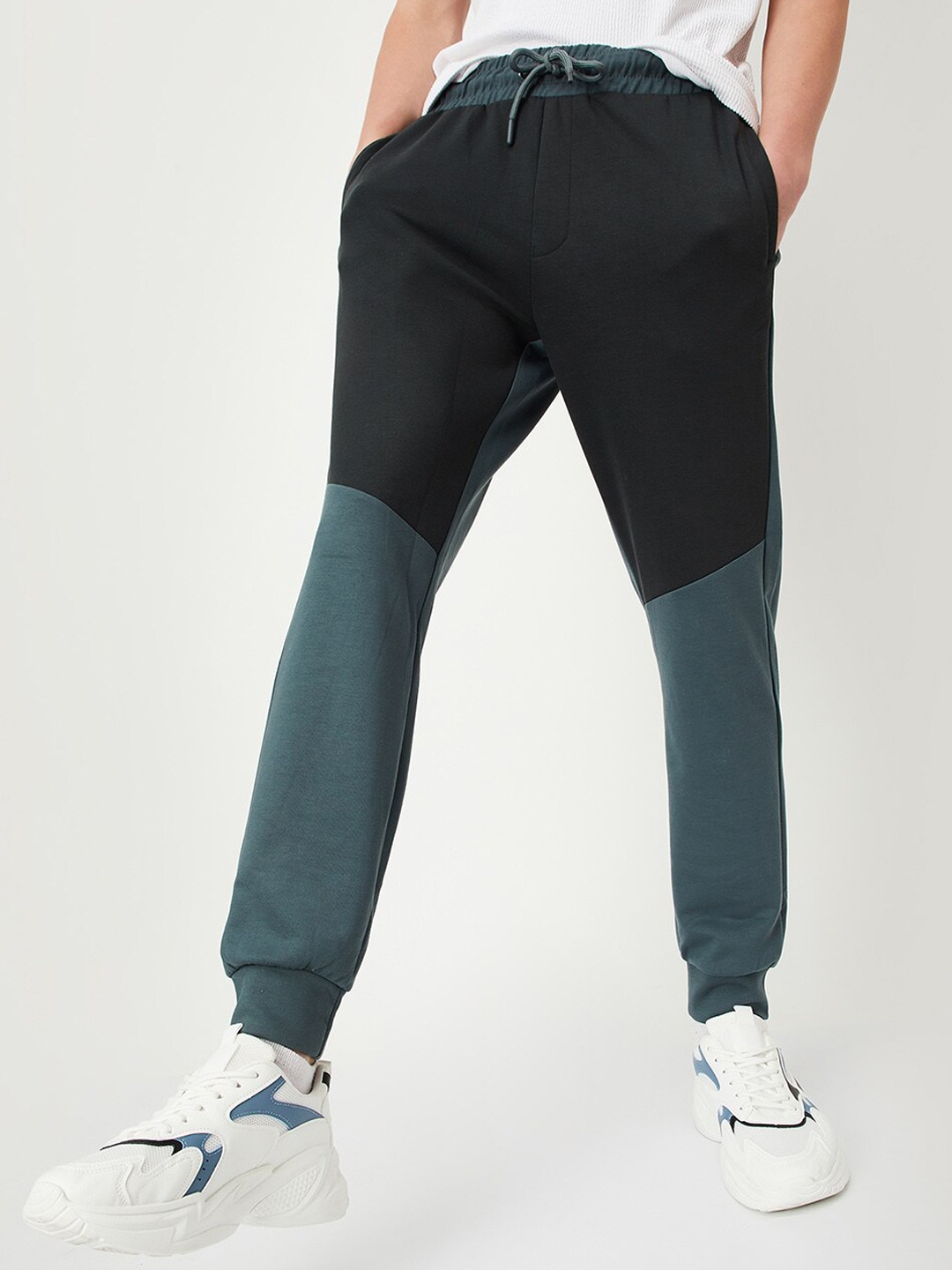 

max Men Mid Rise Colourblocked Joggers, Green