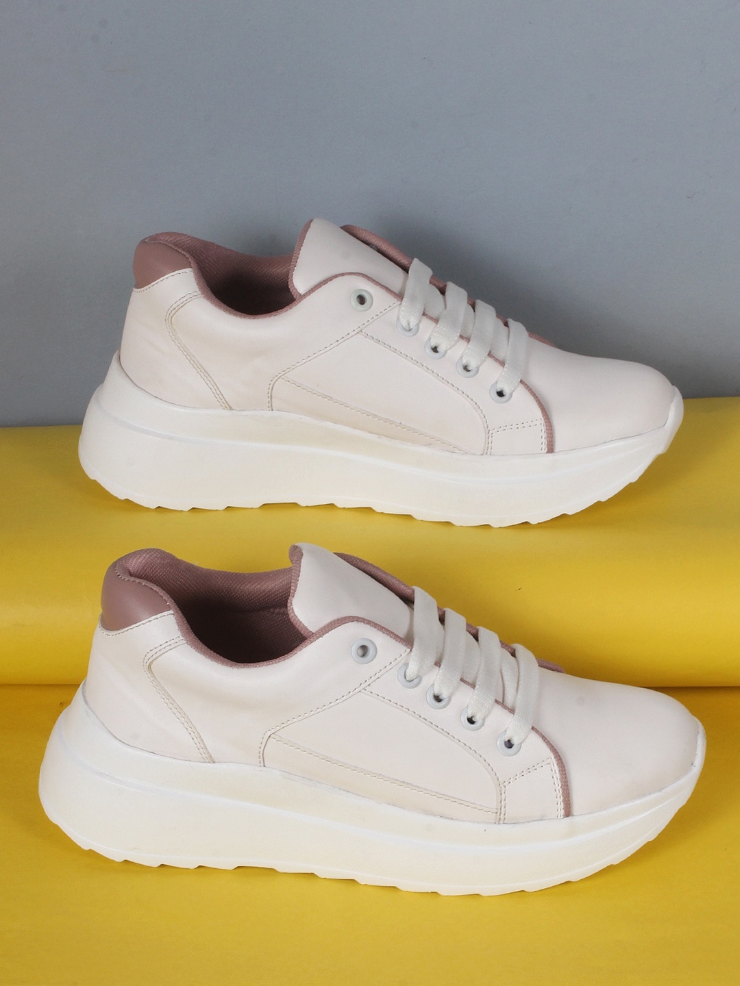 

The Roadster Lifestyle Co. Women White & Pink Lightweight Running Shoes