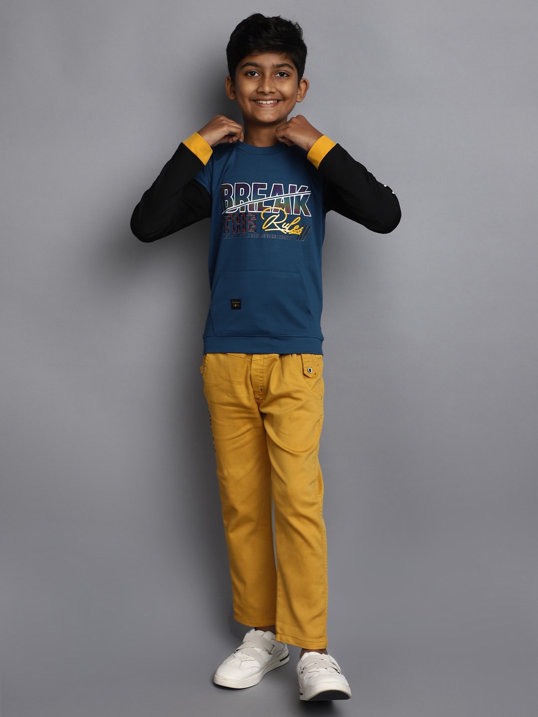 

V-Mart Boys Printed T-shirt With Trousers, Blue