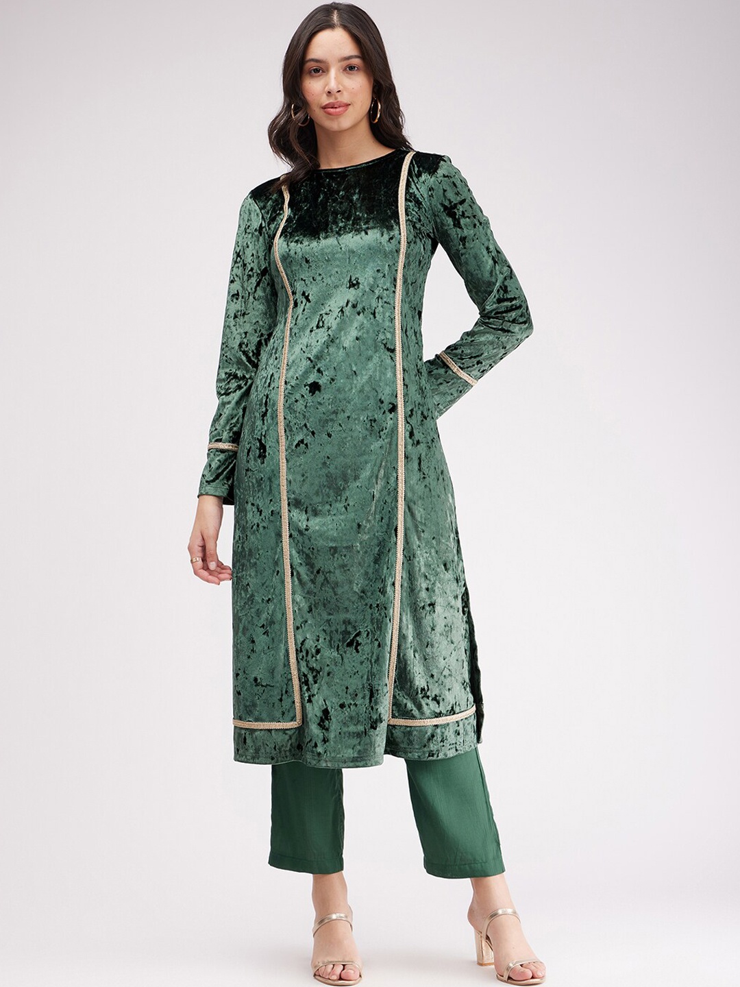 

Pink Fort Round Neck Velvet Kurta With Trousers, Green