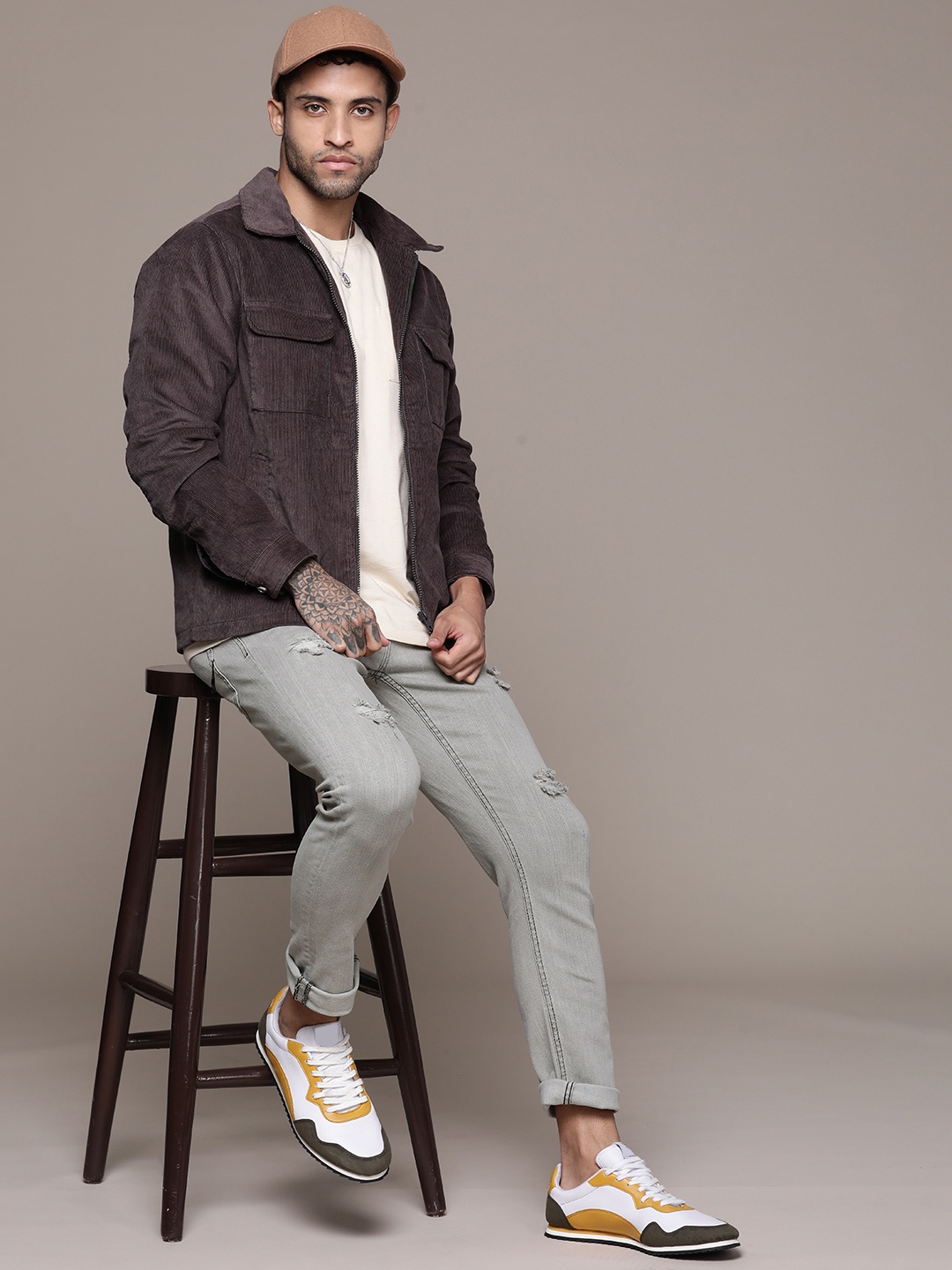

The Roadster Lifestyle Co. Men Slim Fit Mildly Distressed Stretchable Jeans, Grey