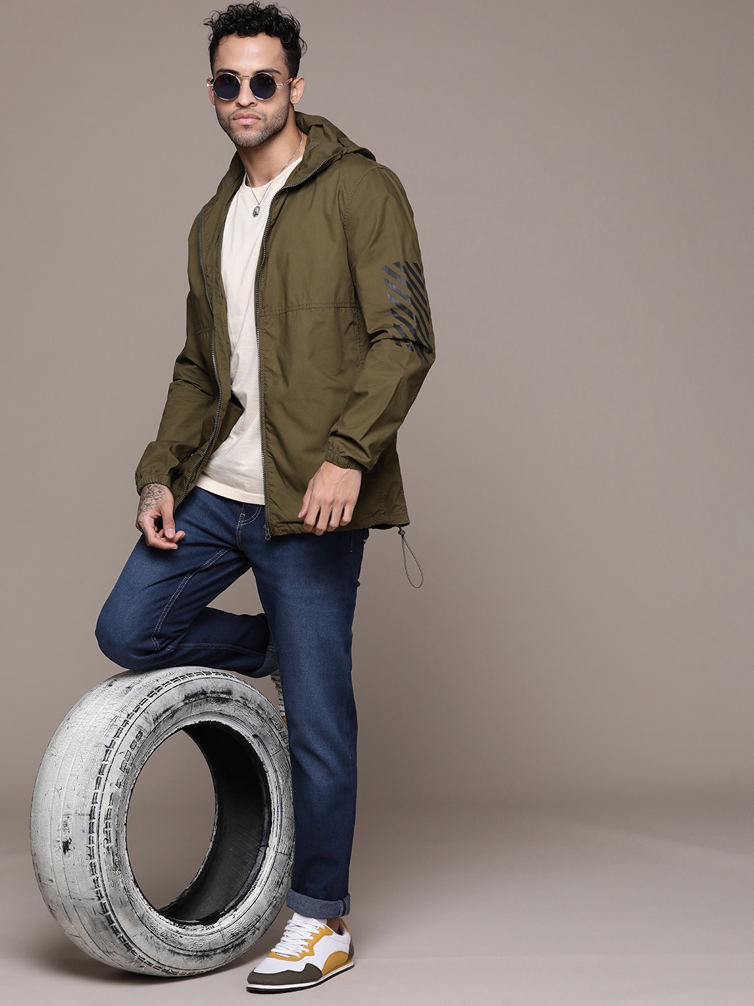 

The Roadster Lifestyle Co. Men Slim Fit Light Fade Stretchable Jeans, Navy blue