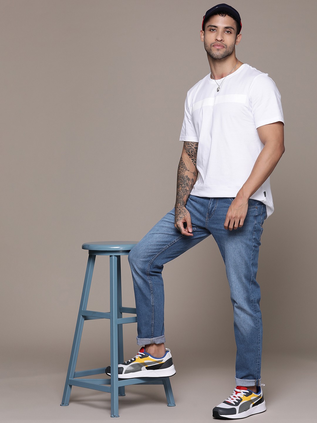 

The Roadster Lifestyle Co. Men Slim Fit Light Fade Stretchable Jeans, Blue