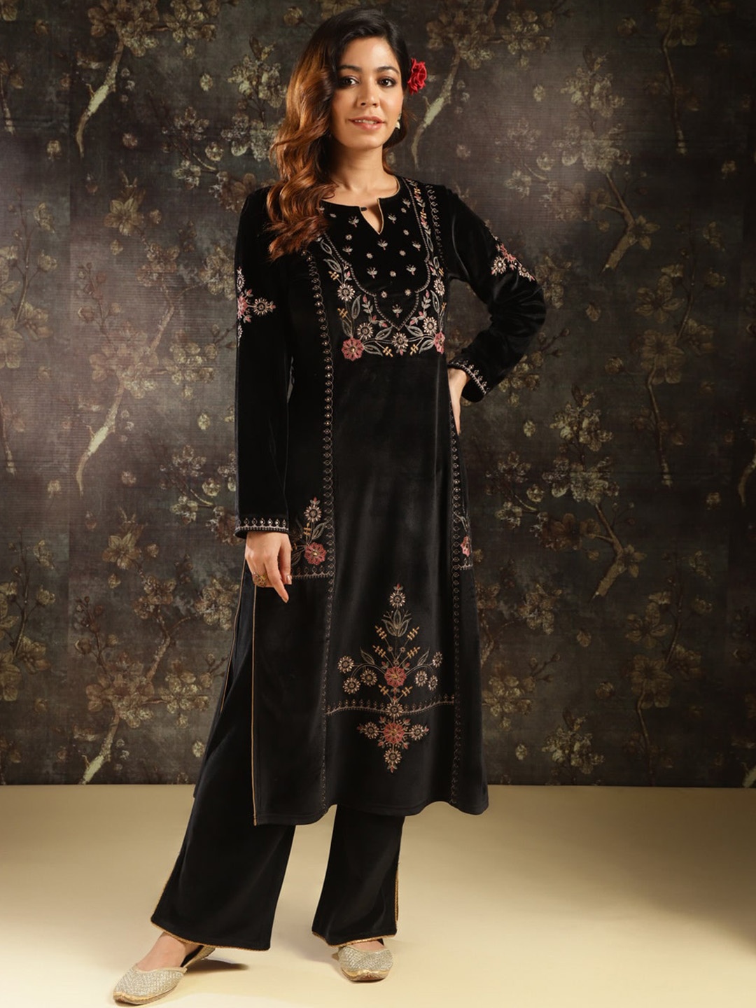

Lakshita Floral Embroidered Straight Kurta, Black