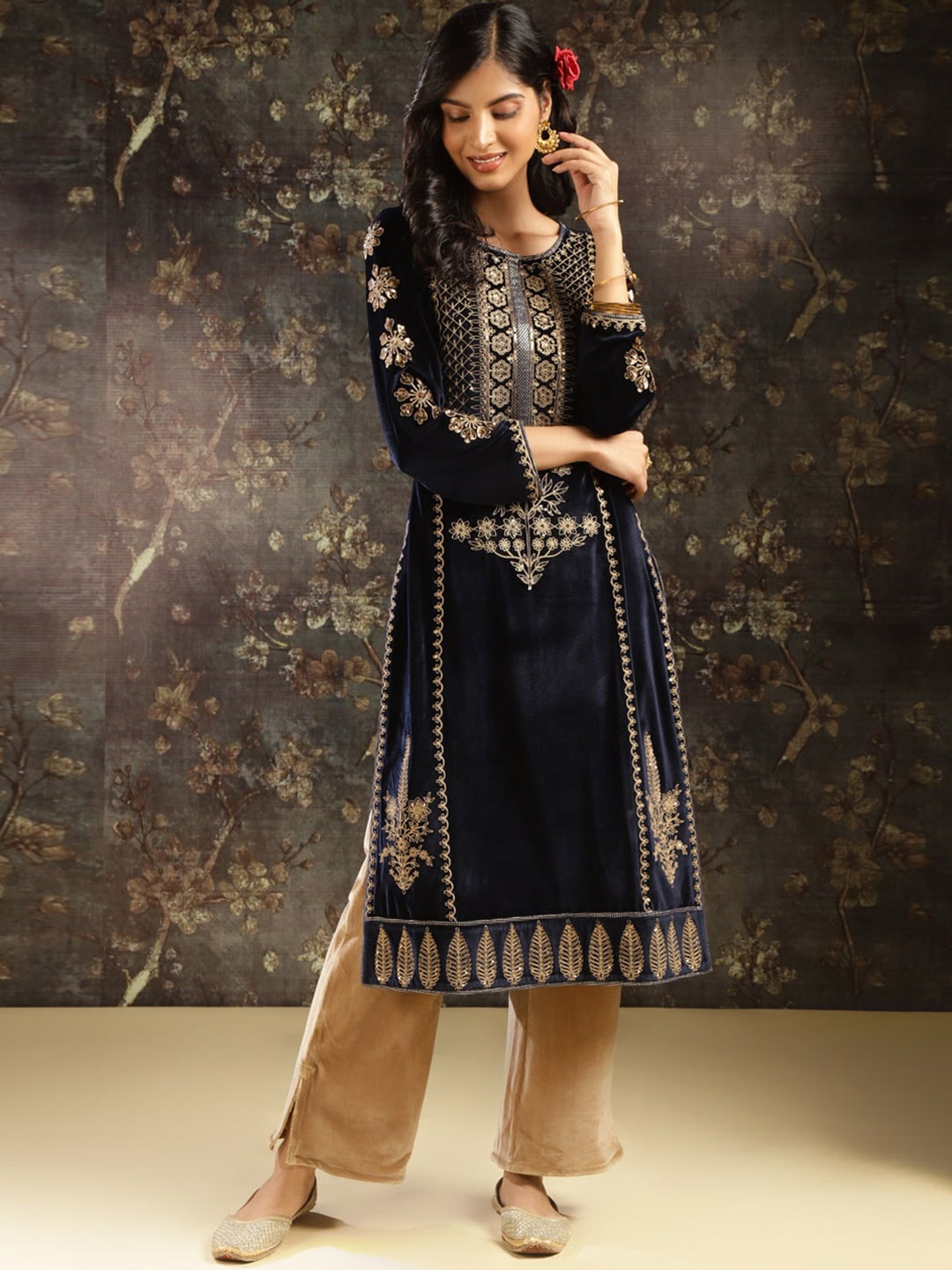 

Lakshita Ethnic Motifs Embroidered Straight Velvet Kurta, Navy blue