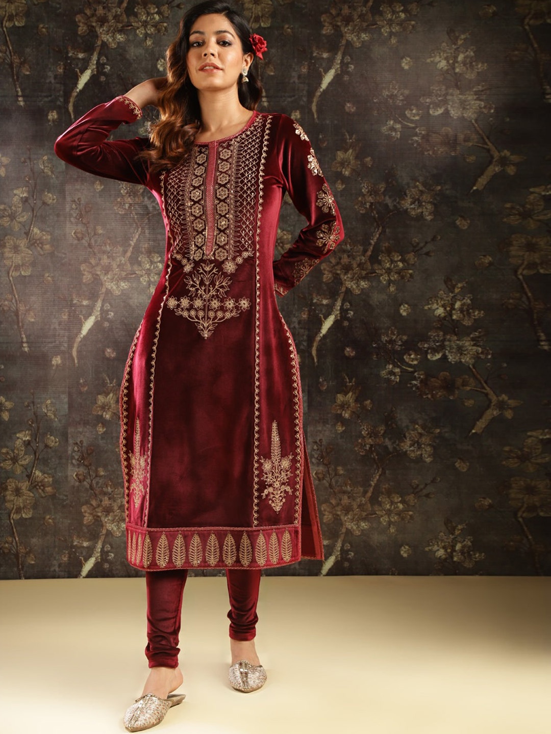 

Lakshita Floral Embroidered Sequinned Velvet Kurta, Maroon
