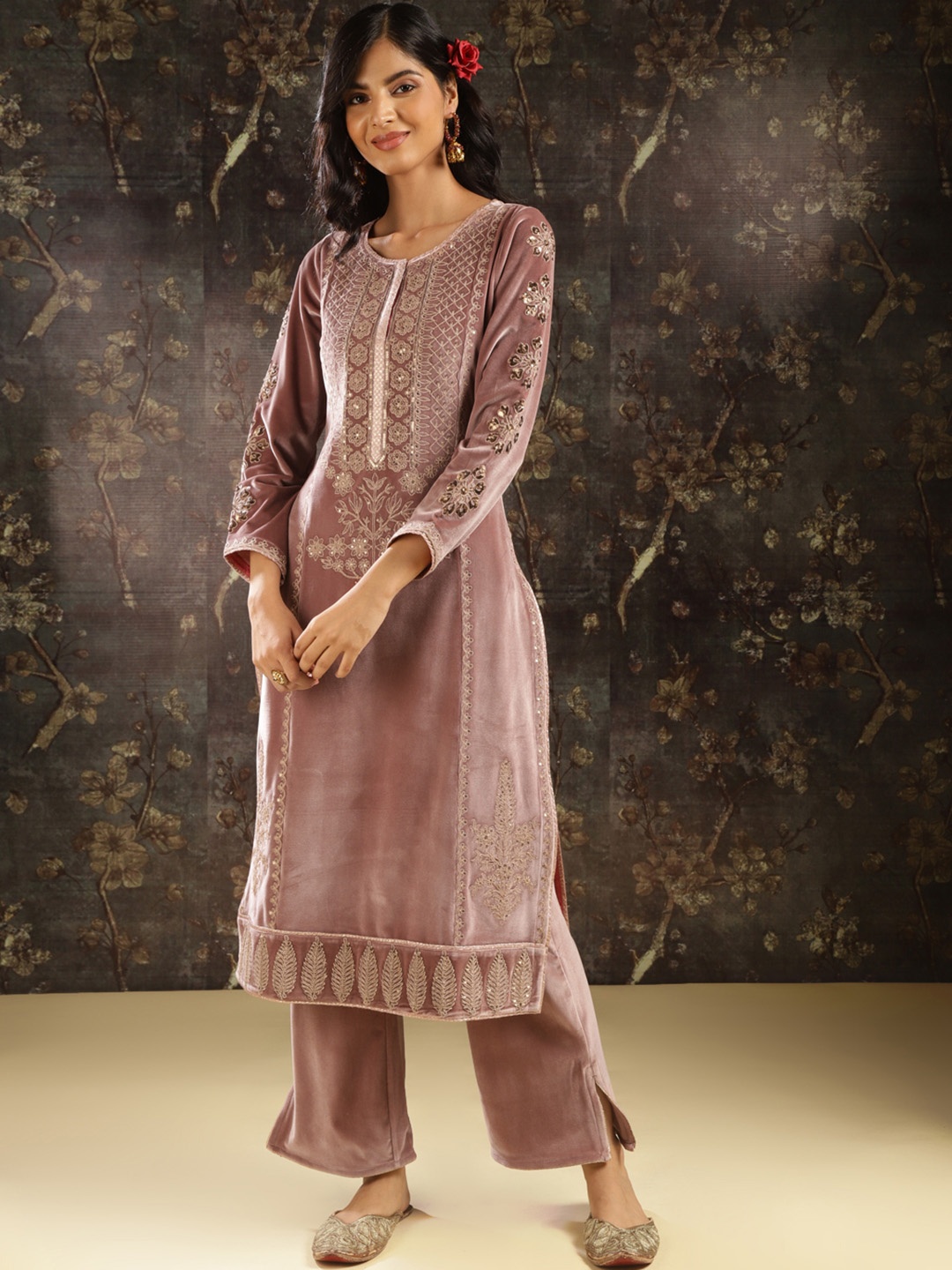 

Lakshita Ethnic Motifs Embellished Sequinned Velvet Kurta, Pink