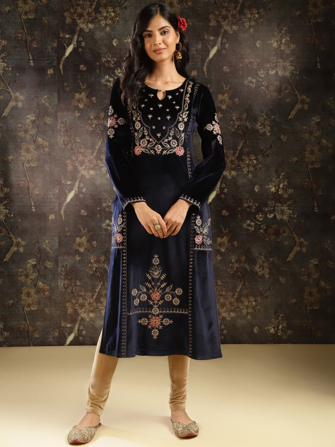 

Lakshita Ethnic Motifs Embroidered Sequinned Velvet Kurta, Navy blue