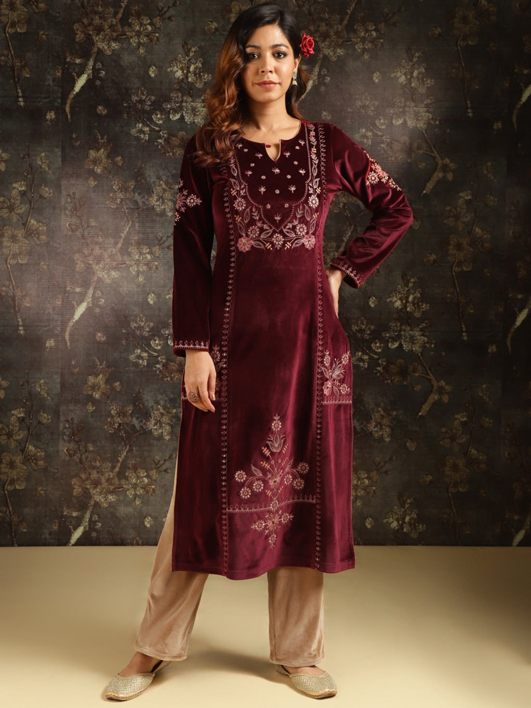 

Lakshita Ethnic Motifs Embroidered Sequinned Velvet Kurta, Maroon