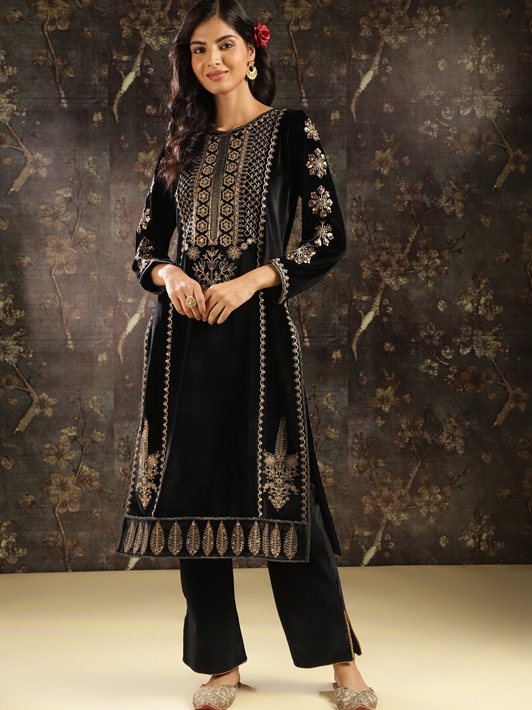 

Lakshita Ethnic Motifs Embroidered Panelled Velvet Kurta, Black