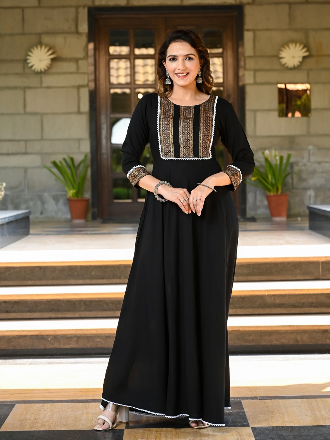 

DAEVISH Black Fit & Flare Maxi Dress