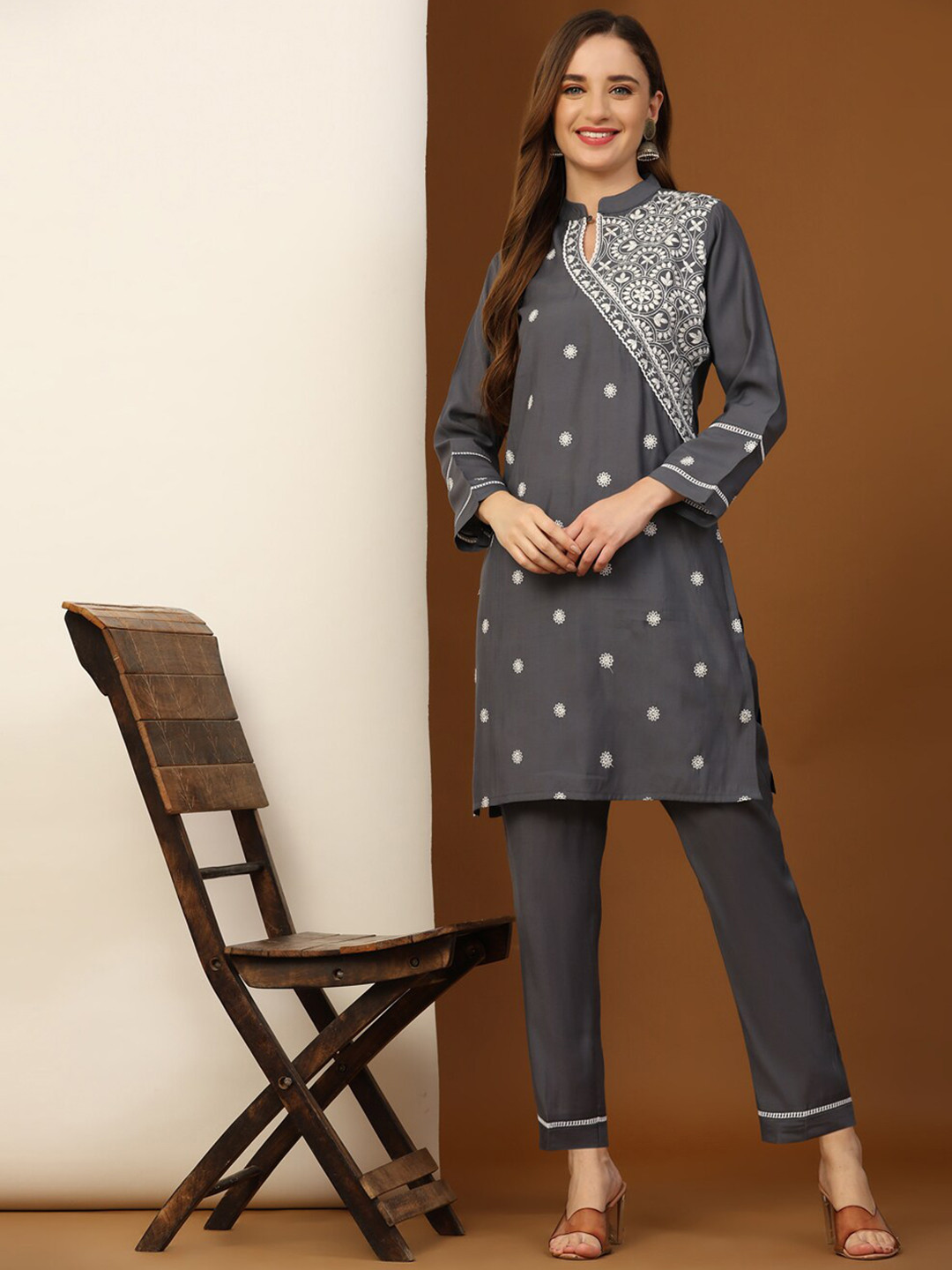 

Growish Floral Embroidered Mandarin Collar Straight Kurta & Trouser, Grey