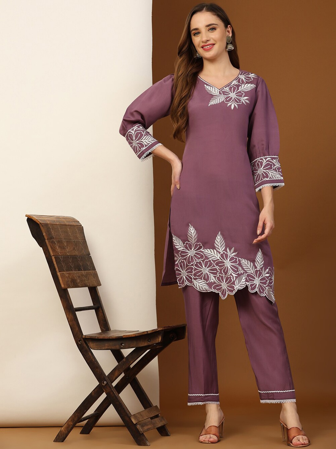 

Growish Floral Embroidered Mandarin Collar Straight Kurta & Trouser, Purple