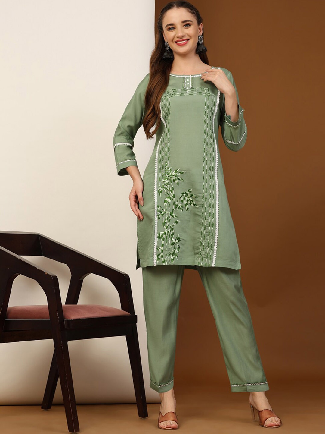 

Growish Floral Embroidered Mandarin Collar Straight Kurta & Trouser, Green