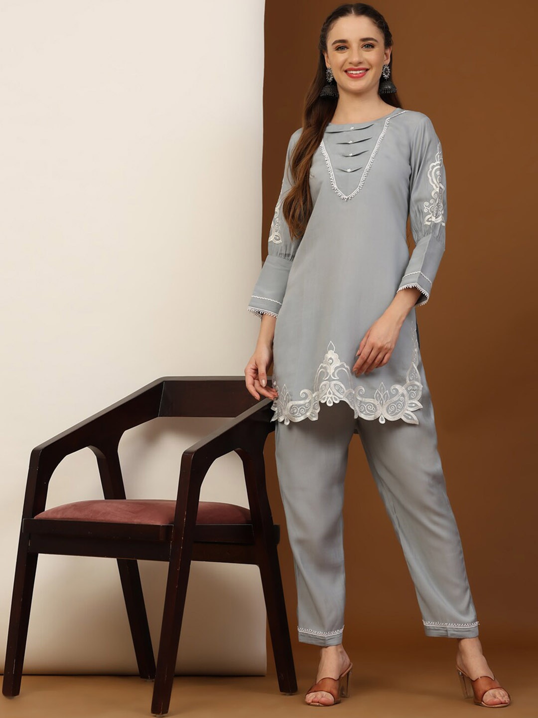 

Growish Ethnic Motifs Embroidered Straight Kurta & Trouser, Grey