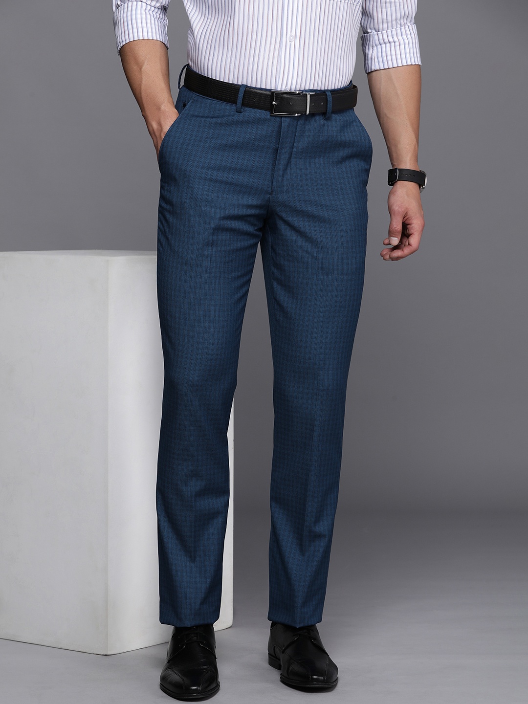 

Louis Philippe Men Checked Slim Fit Trousers, Navy blue