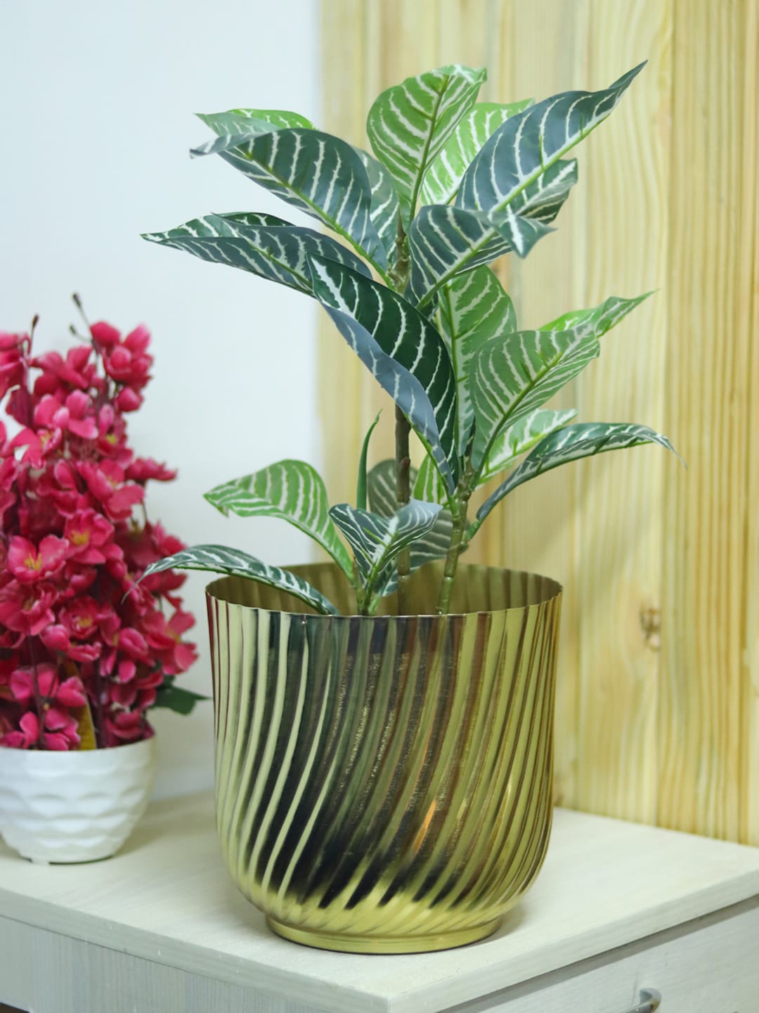 MARKET99 Gold Toned Round Metal Vase