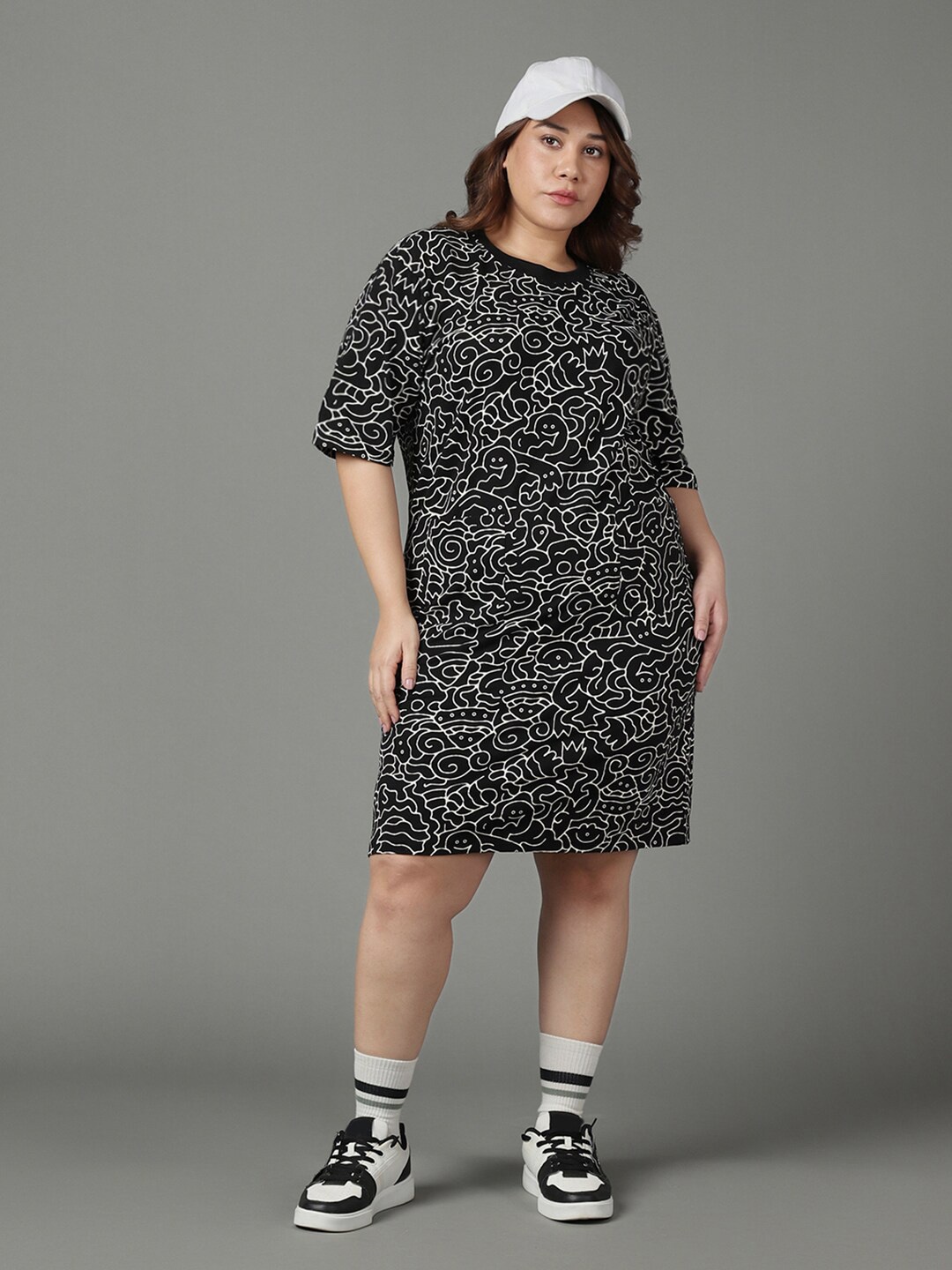 

Bewakoof Plus Abstract Printed Round Neck Cotton A-Line Oversized Dress, Black