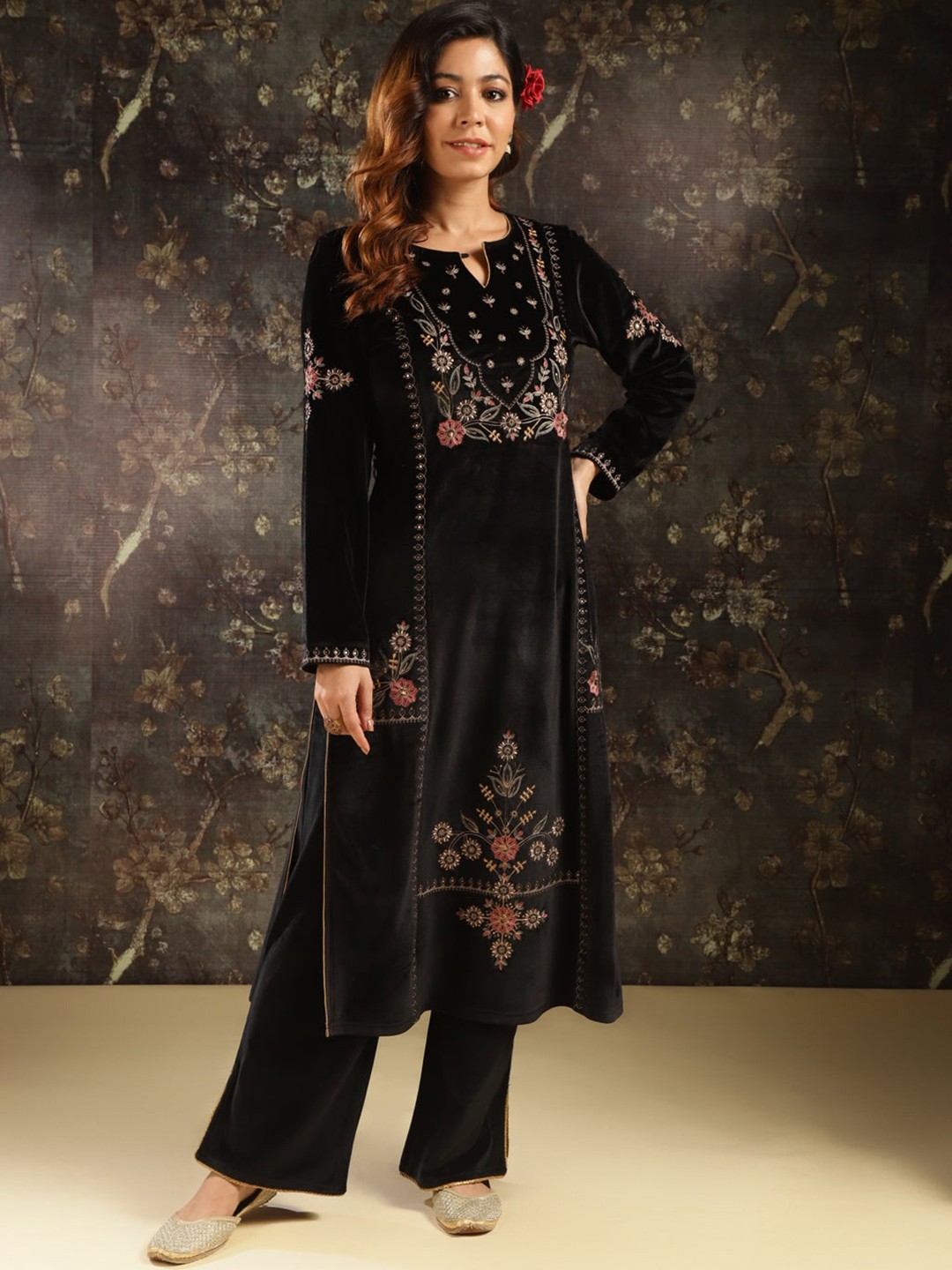 

Lakshita Floral Embroidered Velvet Kurta, Black
