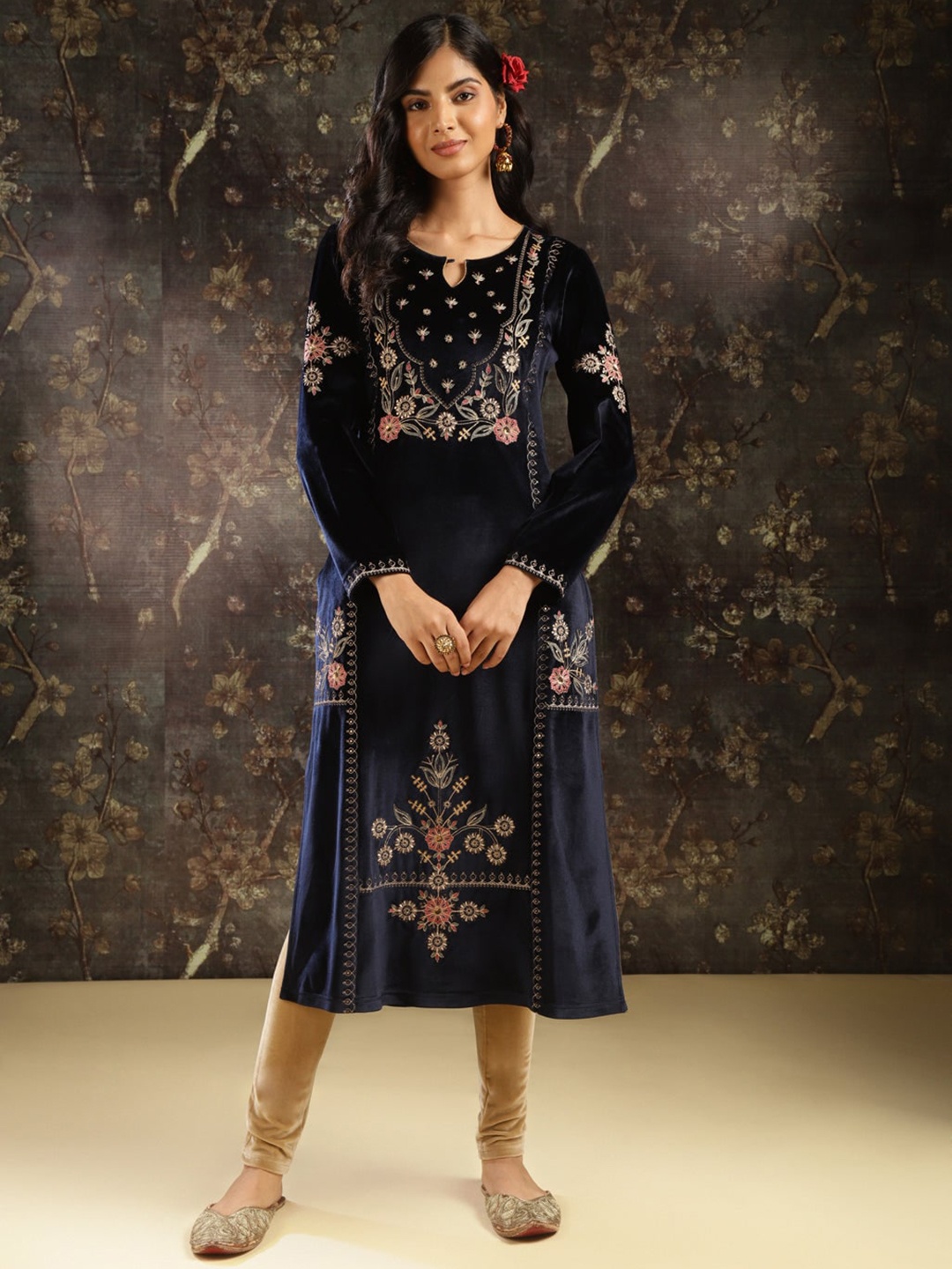 

Lakshita Floral Embroidered Round Neck Zari Velvet Kurta, Navy blue